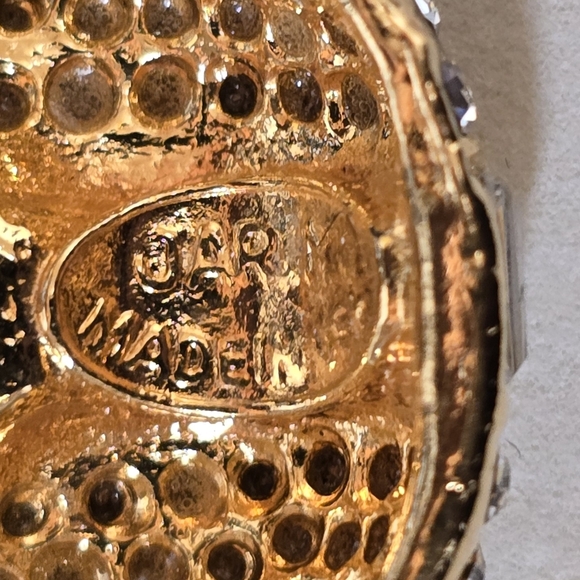 JARIN SWAROVSKI CRYSTAL CLIP ON EARRINGS - Picture 3 of 4